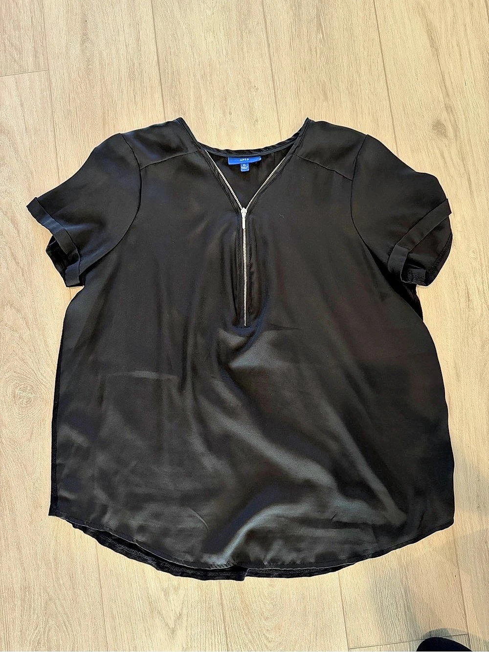 APT.9 Short Sleeve Zip Blouse in Black Size Medium